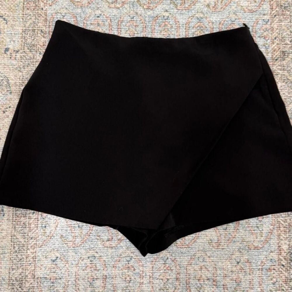 Love Tree Women's Black Skort size medium